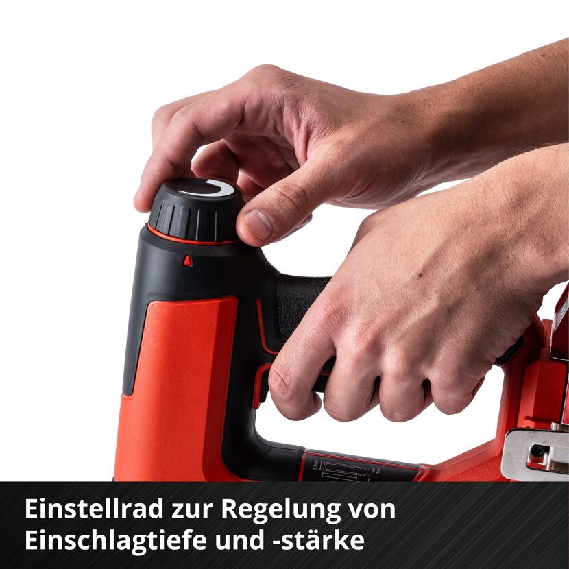 Person justiert mit zwei Händen den Tacker.