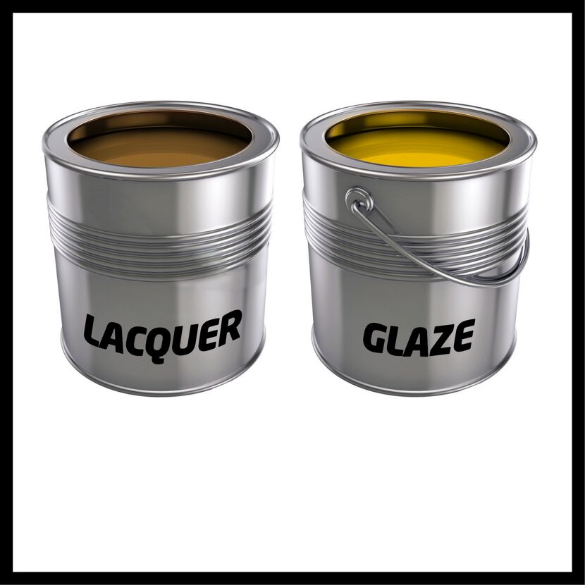 Zwei Farbdosen mit Lack und Lasur