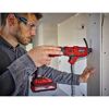 Person verschraubt Trockenbauwand mit Einhell Akku-Schrauber.