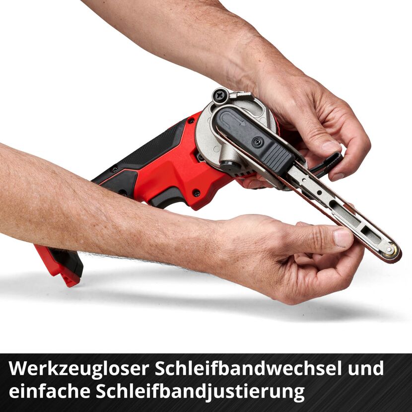 Person wechselt das Schleifband einer Akku-Bandfeile.