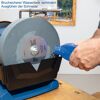 Person befüllt Nassschleifer mit Wasser
