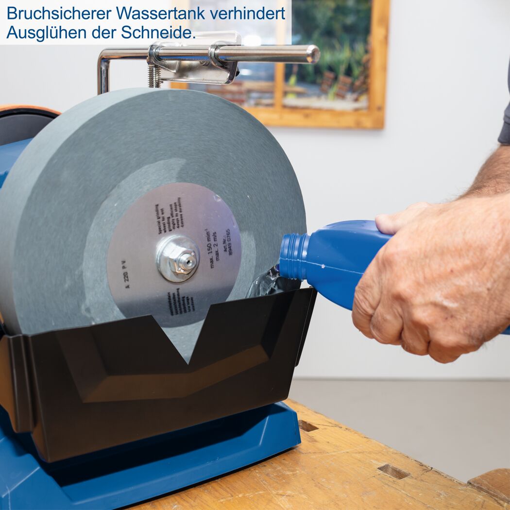 Person befüllt Nassschleifer mit Wasser