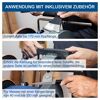 Person schärft Axt und Messer mit Schleifstein