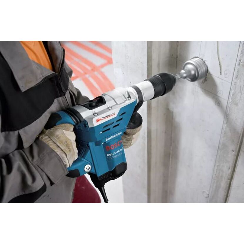 Person benutzt Bosch-Bohrhammer mit Bohrkrone
