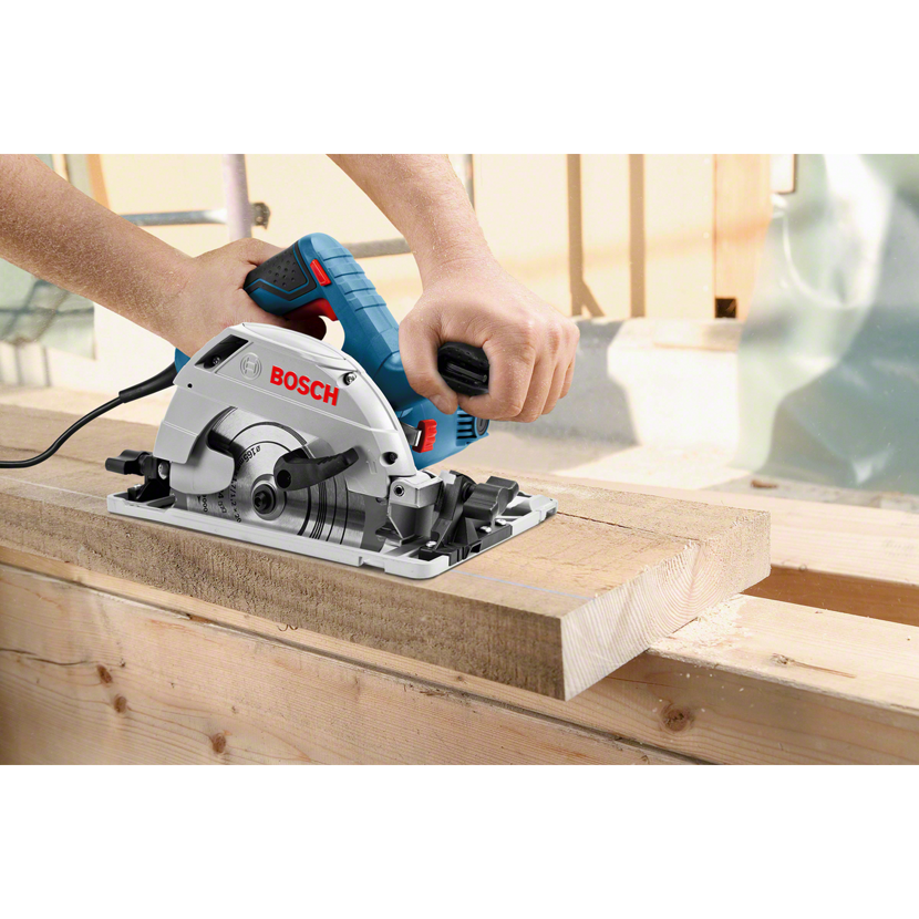 Person sägt Holz mit Handkreissäge