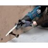 Person sägt mit Stichsäge in Wand