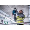 Person bohrt mit Bohrhammer in Decke