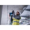 Person bohrt mit Bohrhammer in Decke