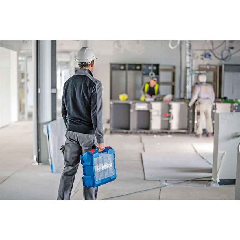 Person trägt Bosch Werkzeugkoffer