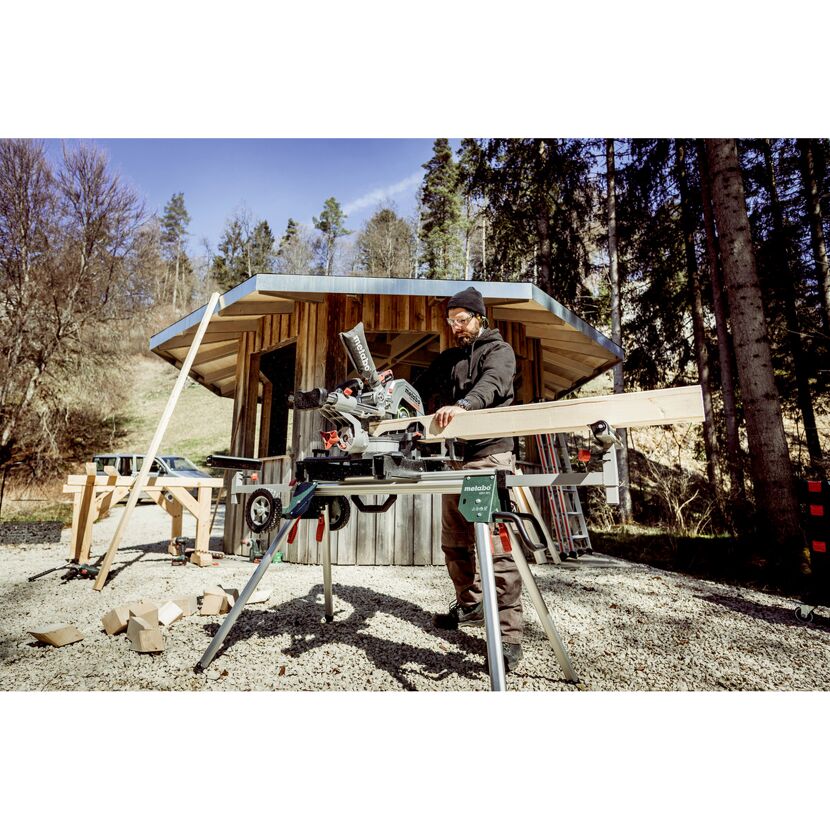 Person sägt Holz mit Kappsäge