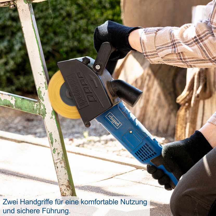 Person entfernt Farbe mit Schleifgerät