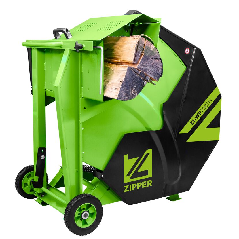 Grüne Wippsäge mit Holzscheit