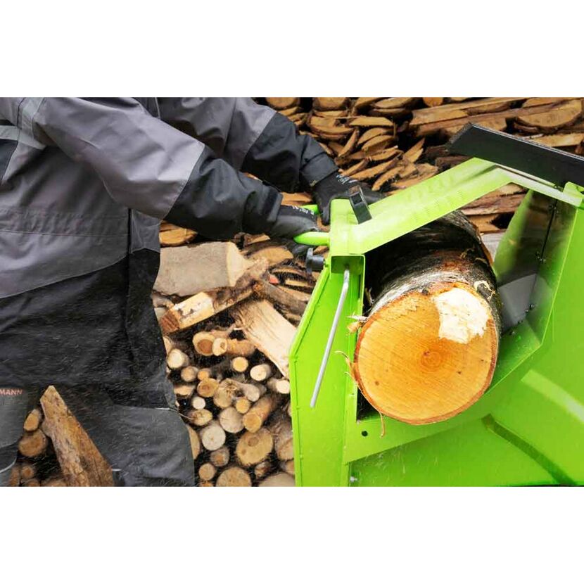 Person sägt Holz mit Wippsäge