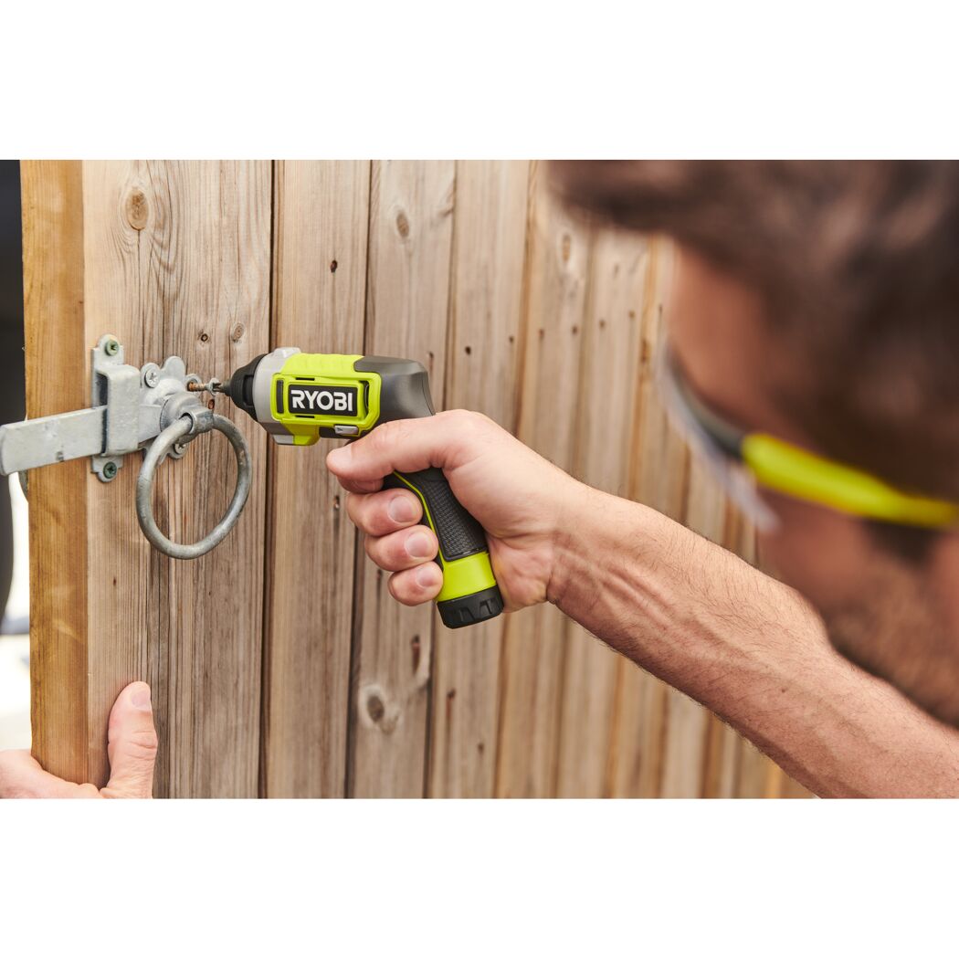 Person schraubt mit RYOBI Akku-Schrauber an Holztor