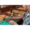 Person bearbeitet Leder mit Rotationswerkzeug