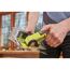 Person schneidet Verpackung mit RYOBI Akku-Schneidegerät