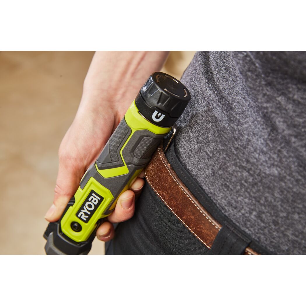 Person hält Akku-Taschenlampe RYOBI