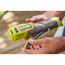 Person hält einen RYOBI Mini-Kompressor
