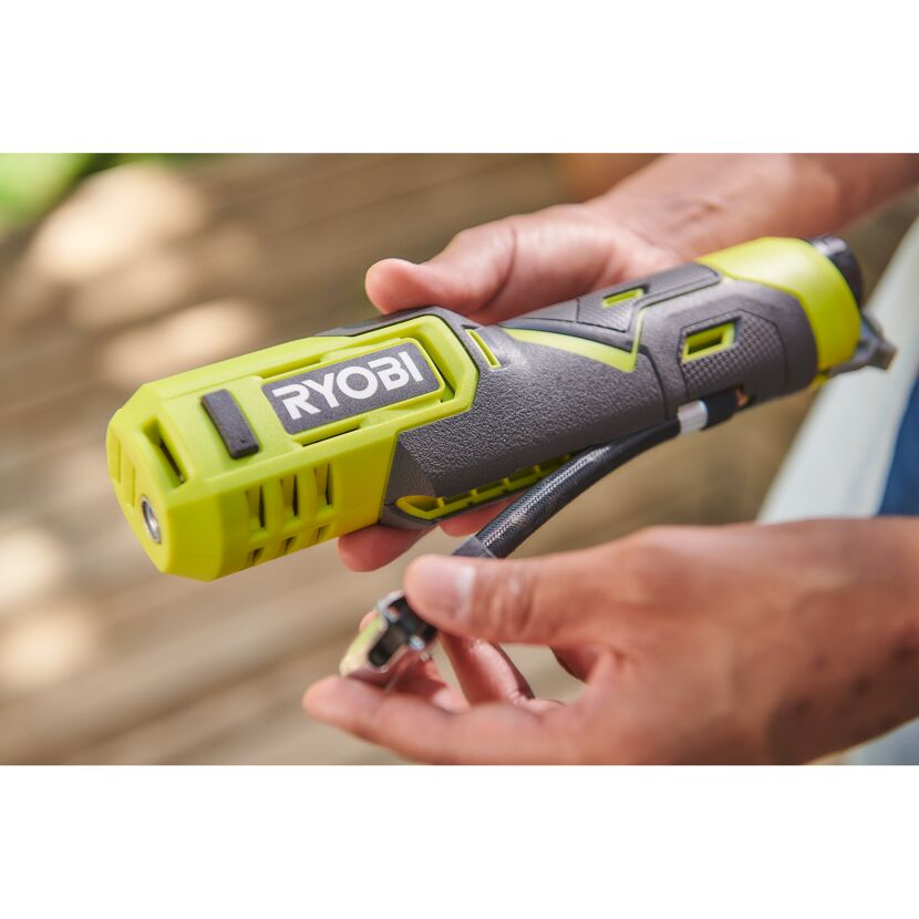 Person hält einen RYOBI Mini-Kompressor