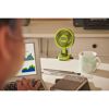 Kleiner Ventilator auf Schreibtisch