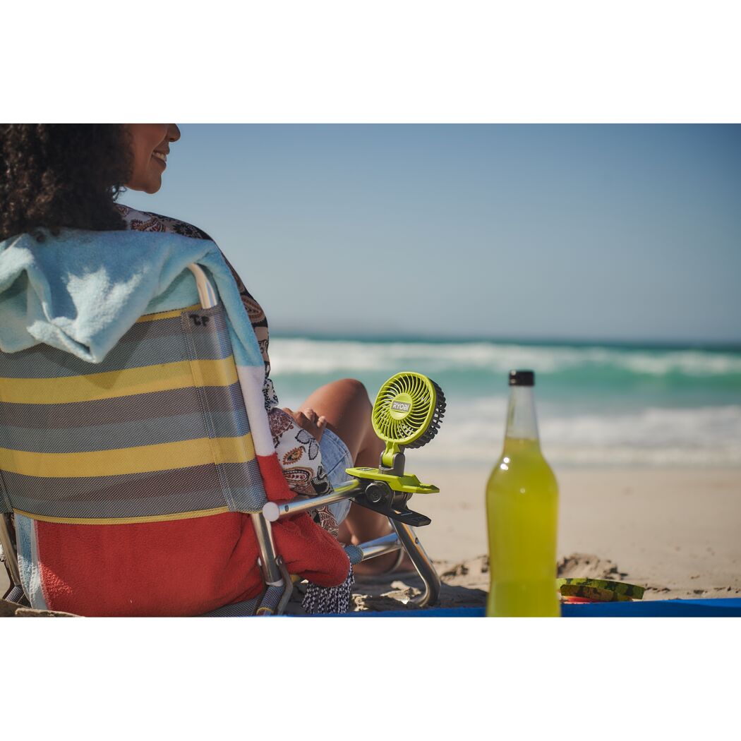 Person mit Ventilator am Strand
