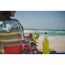 Person mit Ventilator am Strand