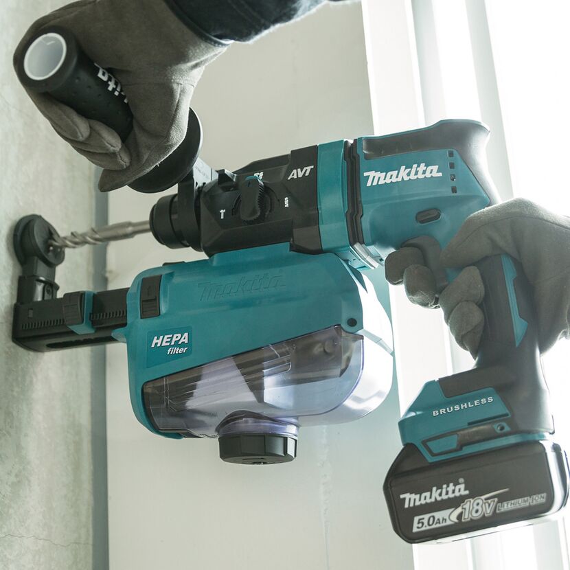 Person bohrt mit einem Akku-Kombihammer in eine Wand.