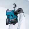 Person benutzt Akku-Bohrhammer an Decke