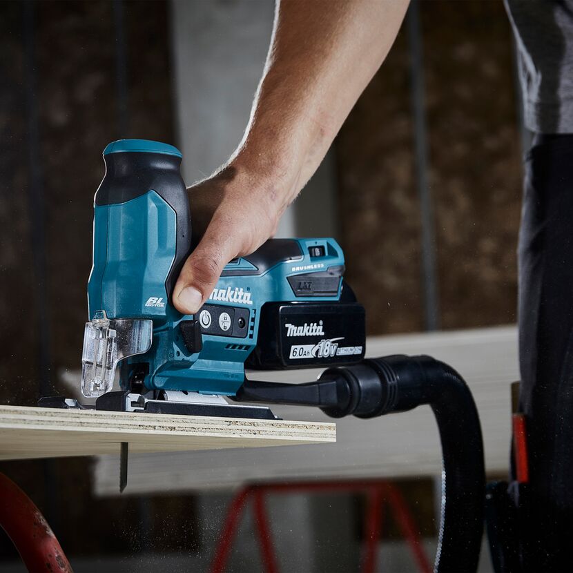 Person sägt mit Stichsäge in Holz