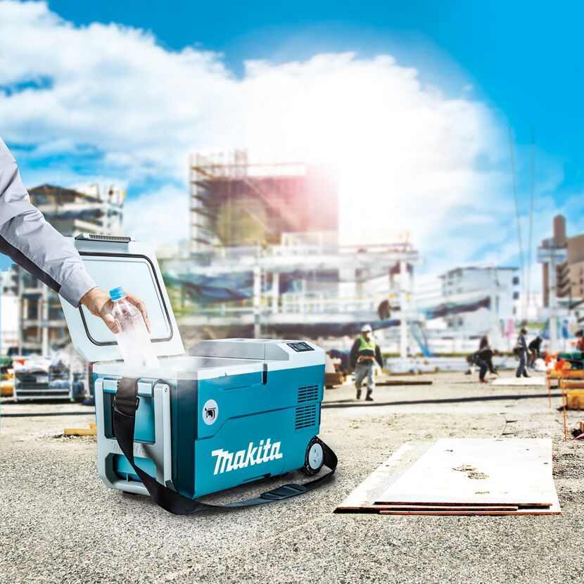 Person stellt Flasche in blaue Makita Kühlbox