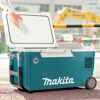 Person stellt Flasche in Makita Kühlbox