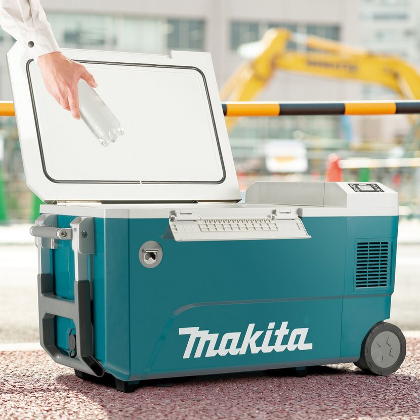 Person stellt Flasche in Makita Kühlbox