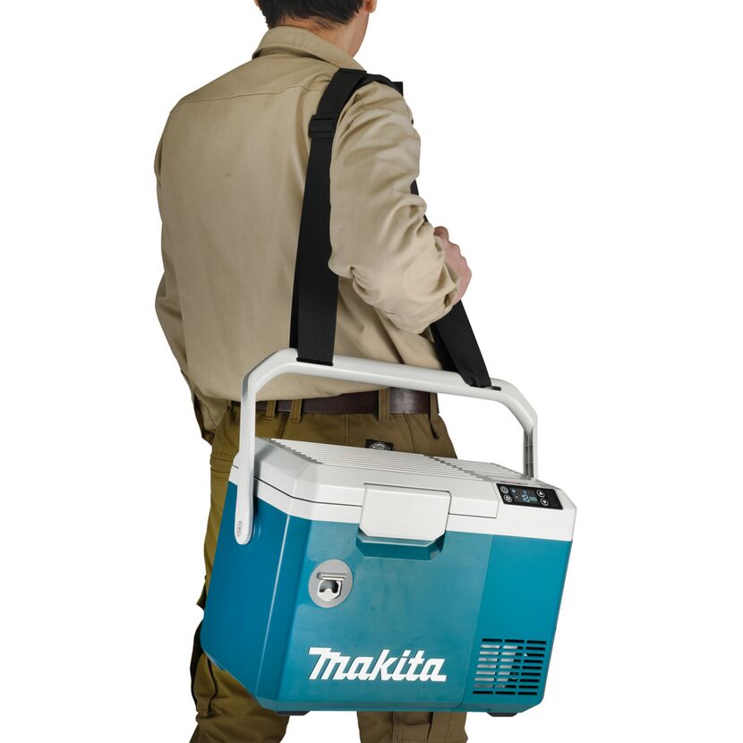 Person trägt Akku-Kühlbox von Makita