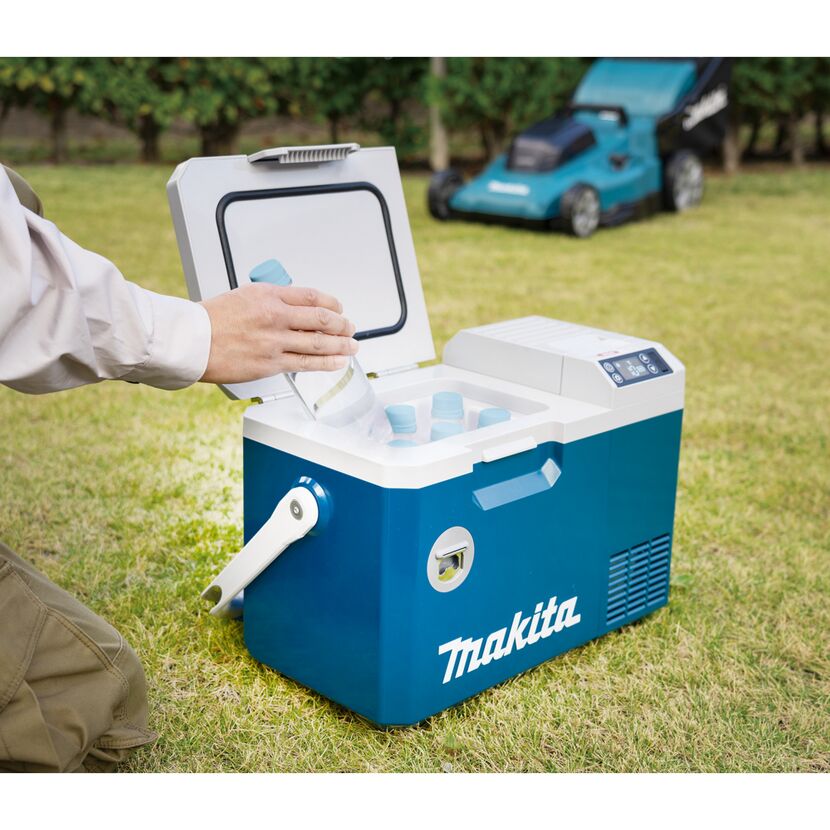 Person stellt Flasche in blaue Makita Kühlbox