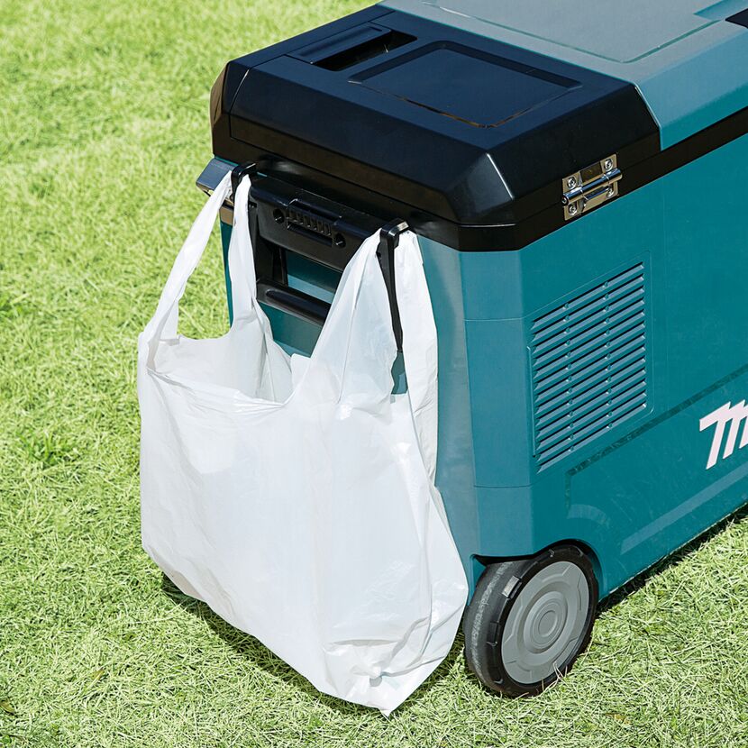 Blaue Kühlbox mit Tüte