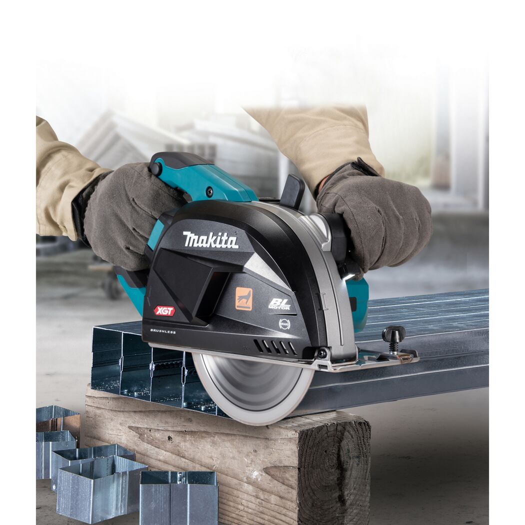 Person sägt Metall mit einer Makita Metallhandkreissäge