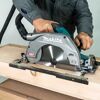 Person sägt mit Handkreissäge in Holz
