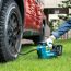 Akku-Kompressor pumpt Autoreifen auf