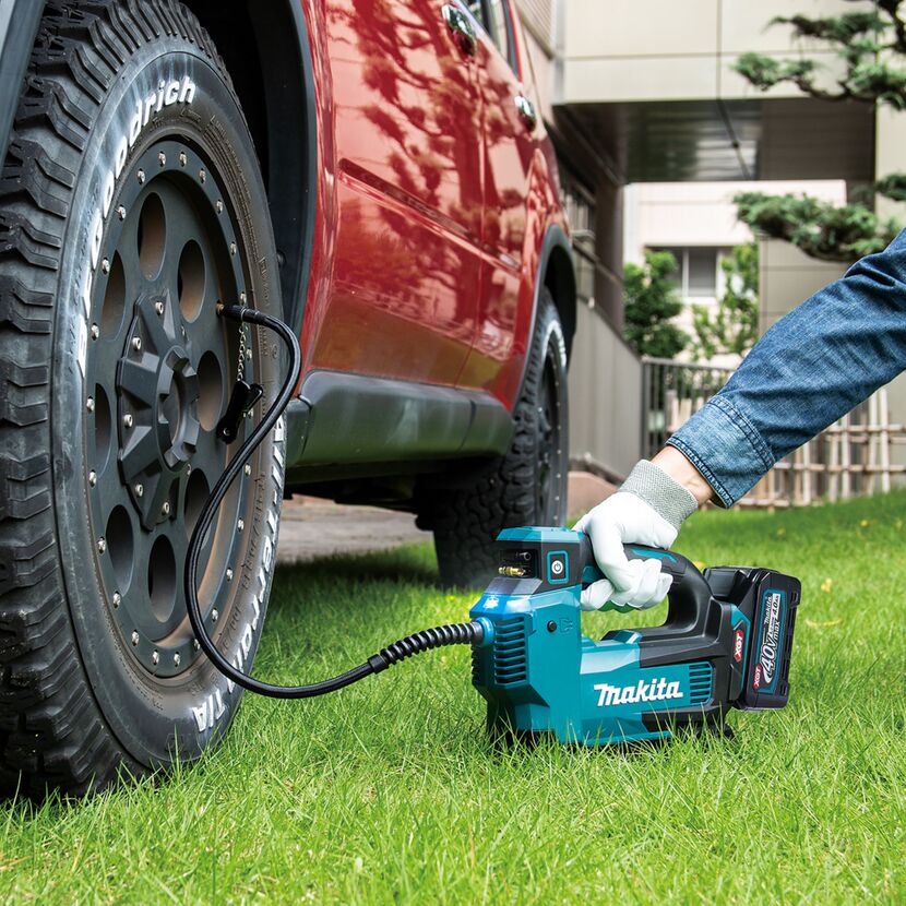 Akku-Kompressor pumpt Autoreifen auf