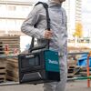Person trägt Akku-Mikrowelle von Makita