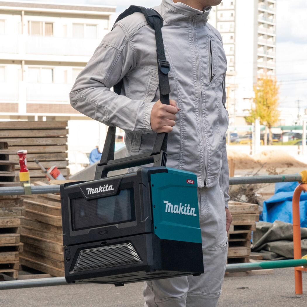 Person trägt Akku-Mikrowelle von Makita