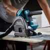 Person sägt mit Akku-Tauchsäge in Holz