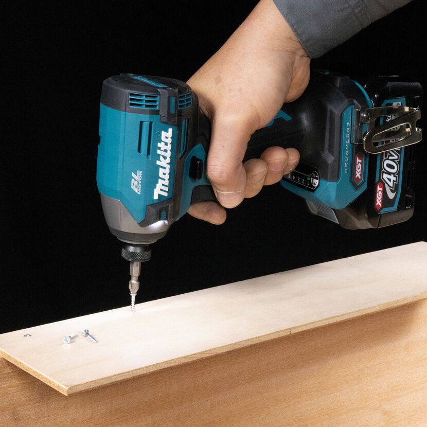 Hand benutzt Akkuschrauber von Makita