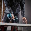 Person verwendet Akku-Gebläse