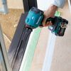 Person reinigt Fensterrahmen mit Akku-Gebläse
