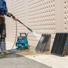 Person reinigt Gitter mit Hochdruckreiniger