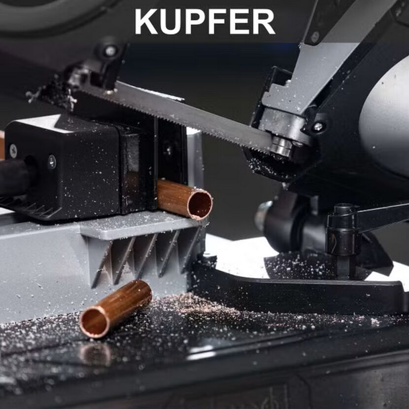 Metallbandsäge schneidet Kupferrohr