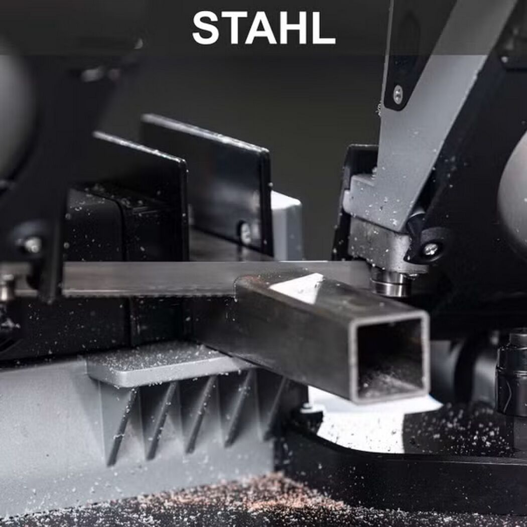 Metallbandsäge sägt Stahlrohr