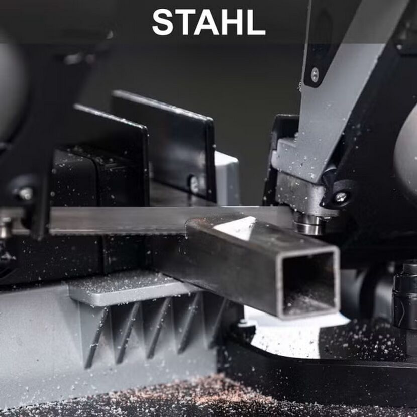 Metallbandsäge sägt Stahlrohr