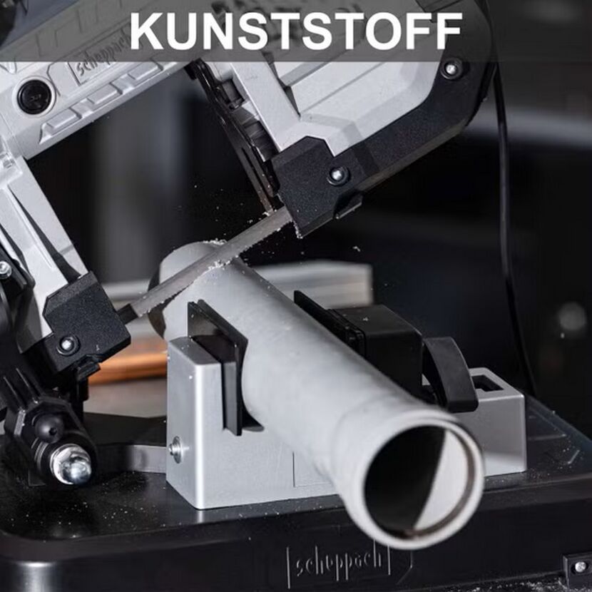 Metallbandsäge sägt Kunststoffrohr